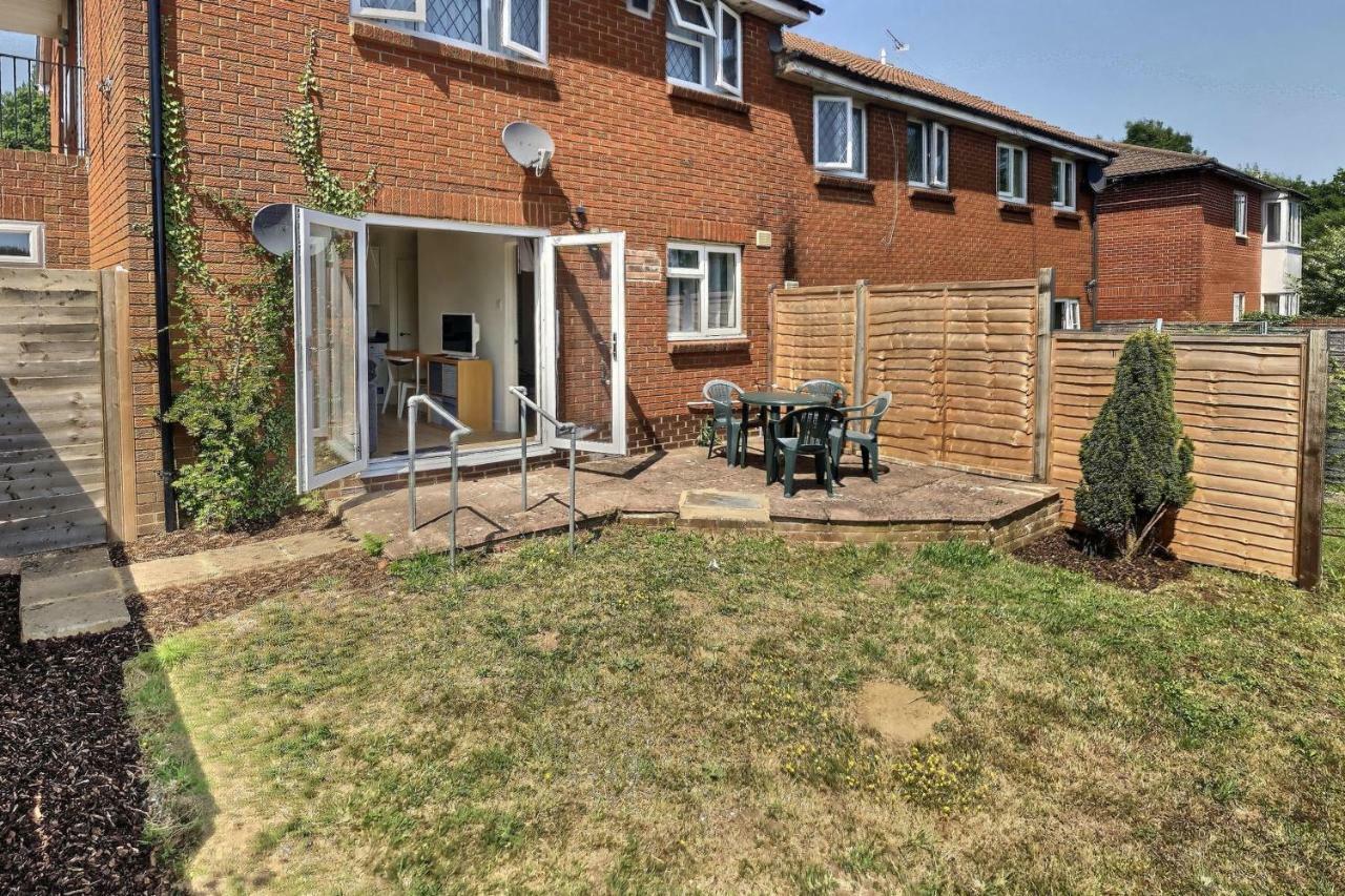 Home-From-Home - Self Catering Garden Apartment, Waterlooville Extérieur photo