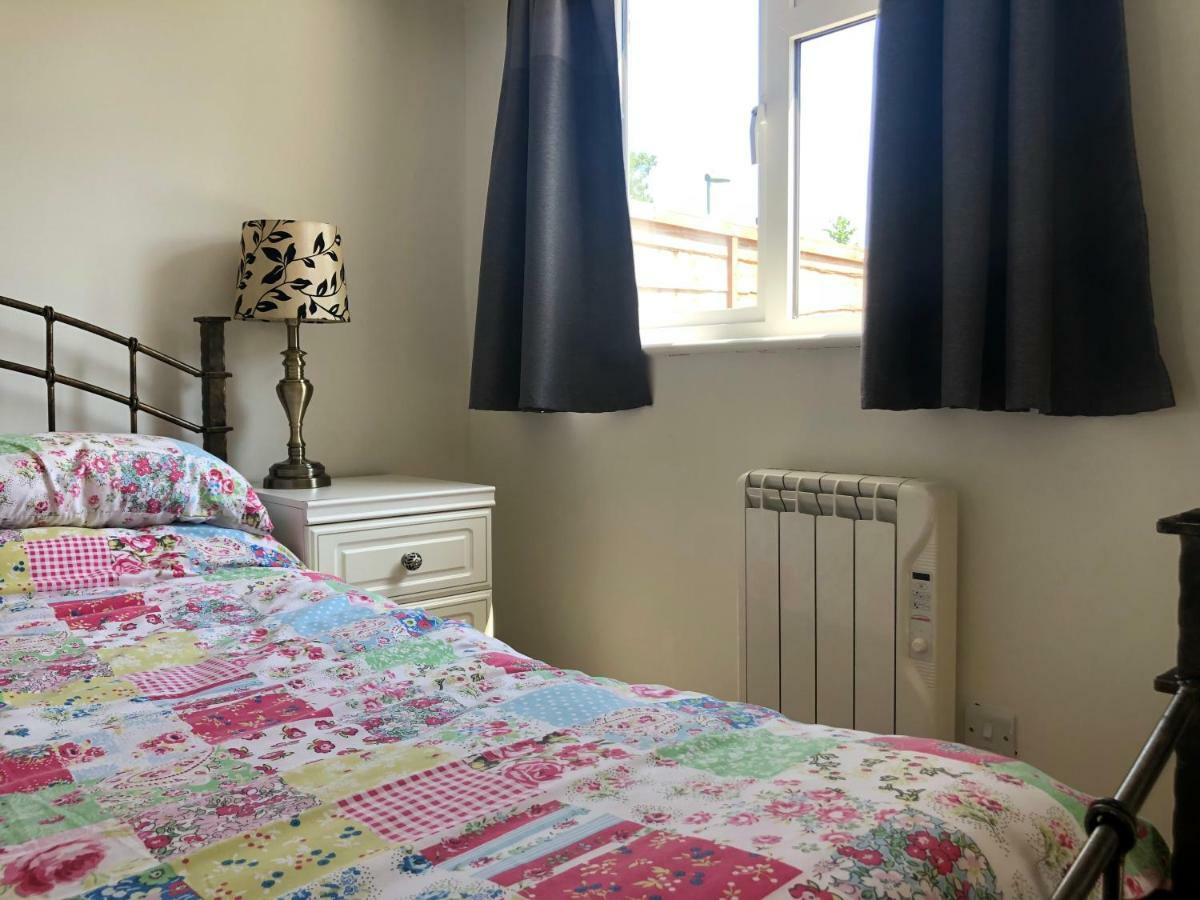 Home-From-Home - Self Catering Garden Apartment, Waterlooville Extérieur photo