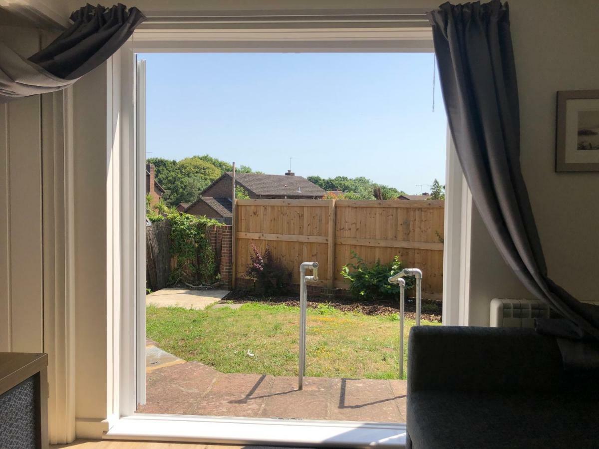 Home-From-Home - Self Catering Garden Apartment, Waterlooville Extérieur photo