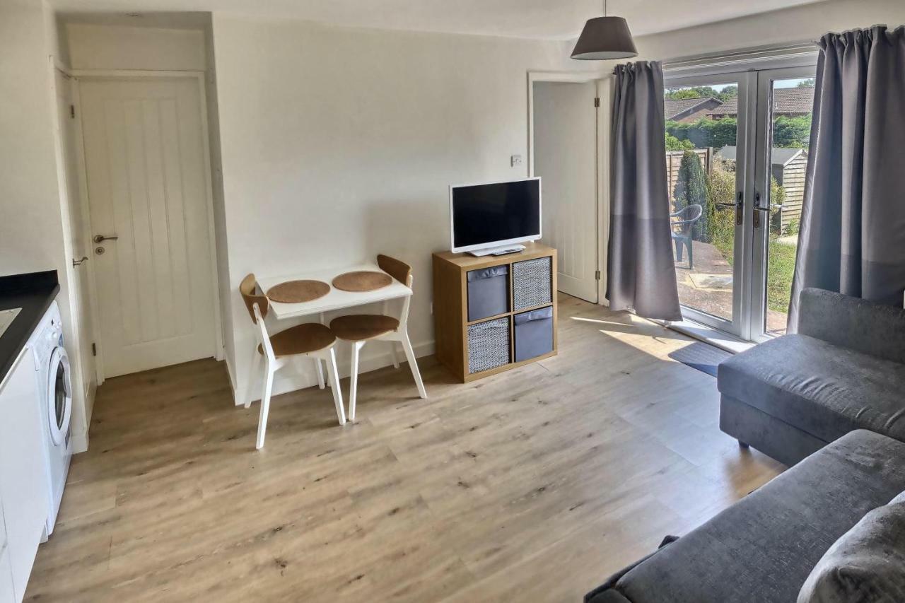 Home-From-Home - Self Catering Garden Apartment, Waterlooville Extérieur photo
