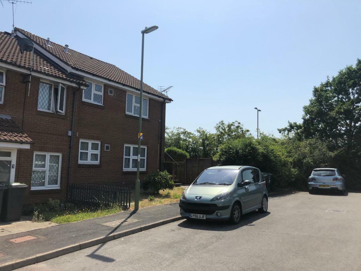 Home-From-Home - Self Catering Garden Apartment, Waterlooville Extérieur photo