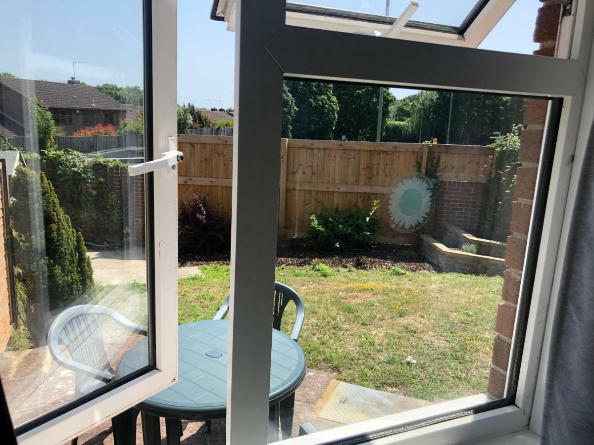Home-From-Home - Self Catering Garden Apartment, Waterlooville Extérieur photo